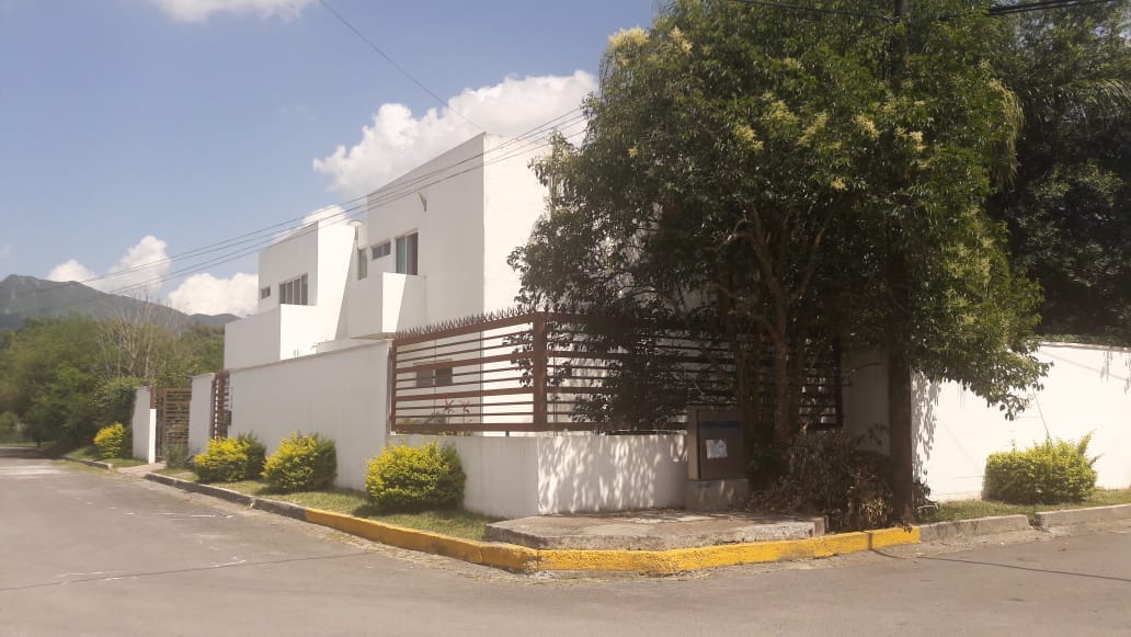 EXCELENTE CASA EQUIPADA EN SANTIAGO, N.L.